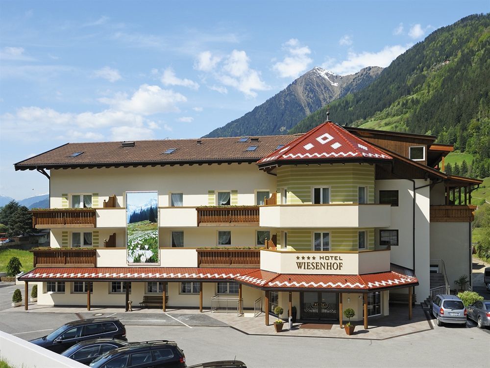 Wiesenhof Gardenresort San Leonardo in Passiria Bagian luar foto